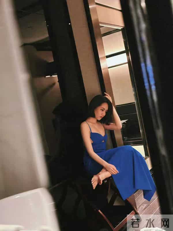 刘惜君吊带裙光脚丫很有味道