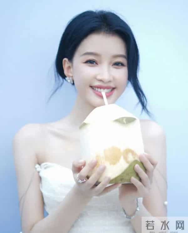 孙怡白裙海边写真