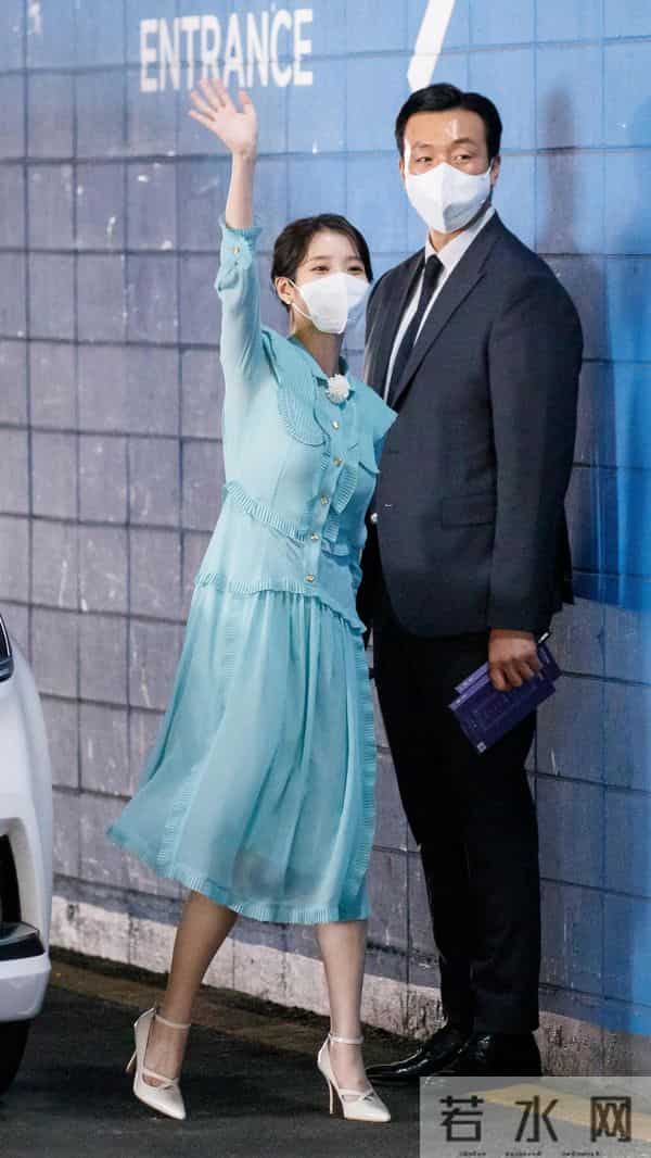 iu李知恩透视裙和白色高跟鞋很有成熟女人的味道