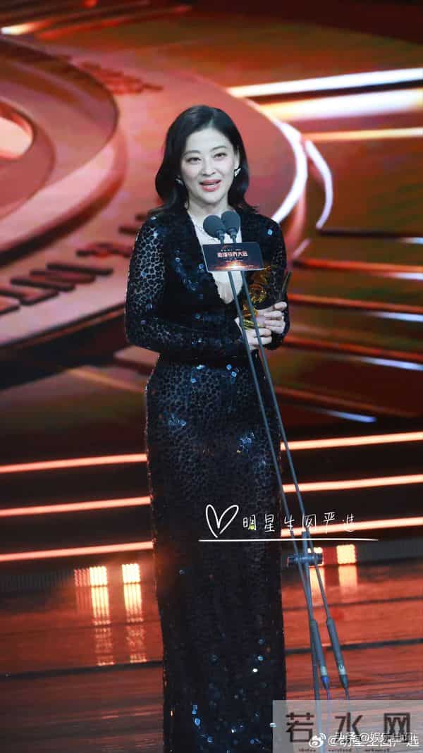 梅婷微博视界大会红毯听到粉丝叫妈妈的反应!“你好”也太温柔了