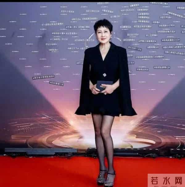 张凯丽穿黑丝被骂上热搜，63岁怎么就不能时尚了？