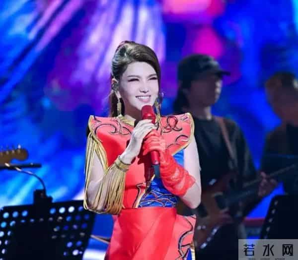 “躲汉子”乌兰图雅:从央视力捧到网友群嘲,42岁再陷陷桃色新闻