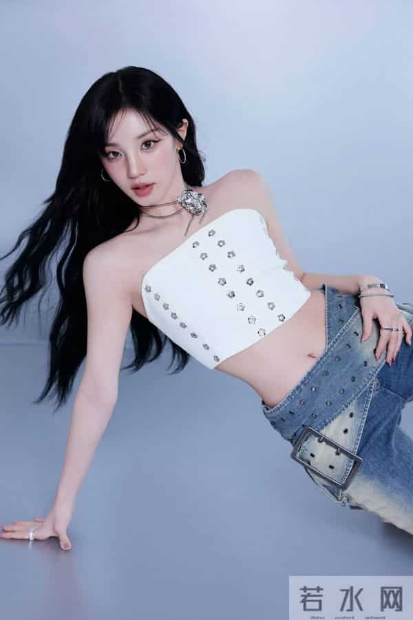宋雨琦 白抹胸牛仔裤 又酷又辣