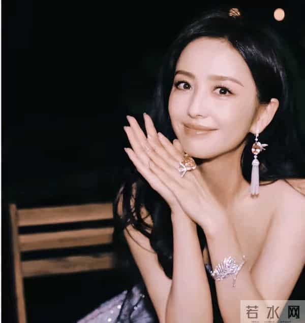 她这是没穿吧佟丽娅跑上台竟遭遇礼服尴尬意外,这画面太有料