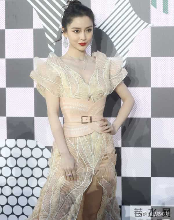 杨颖真是从头美到脚，大长腿，完美身材那么好，笑容甜美到惊人