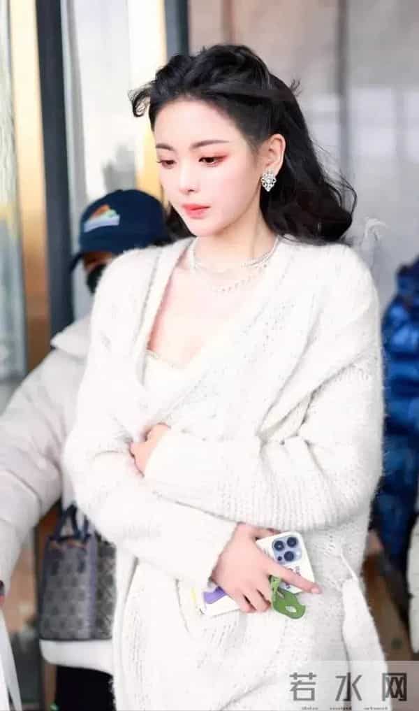 杨超越的脚火了！被赞“内娱最美脚丫”，镜头特写太绝了