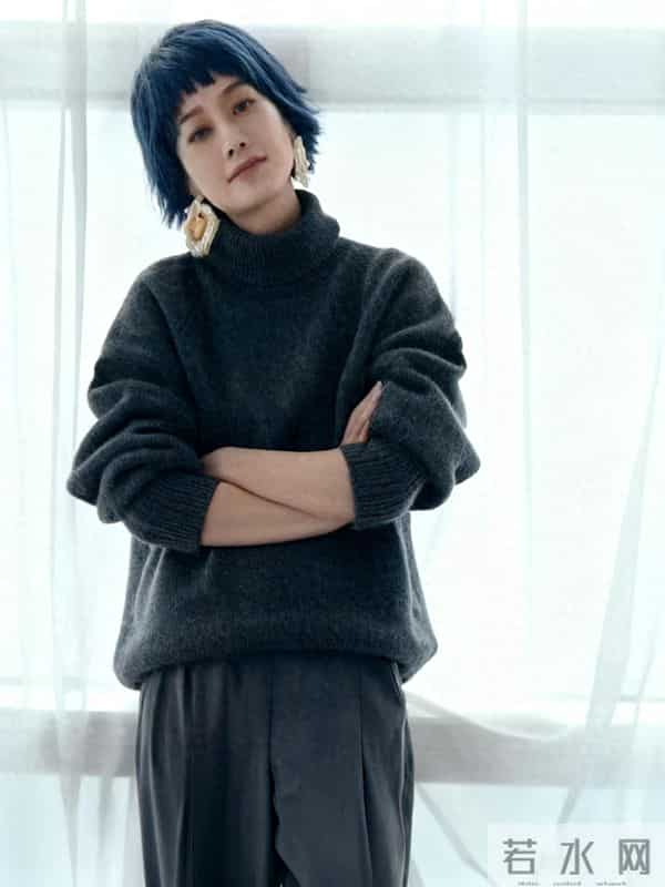 马伊琍新剪了短发大变样!穿灰色毛衣阔腿裤,高级又洋气!