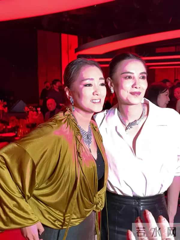 这一夜，巩俐头发白了，朱珠和卡地亚高层跳舞，郭晶晶盘发贵气