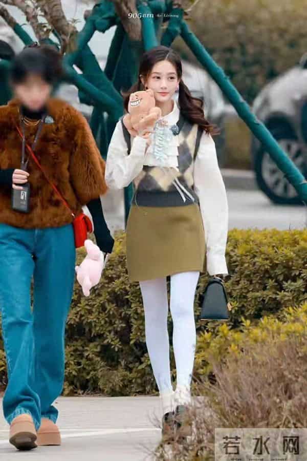 李一桐穿白丝优雅，甜美中透露女人味！