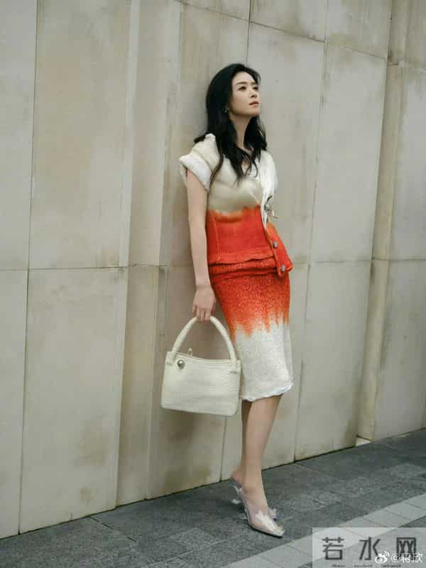 蒋欣的肉色丝袜透明高跟鞋包臀裙真的温柔至极！