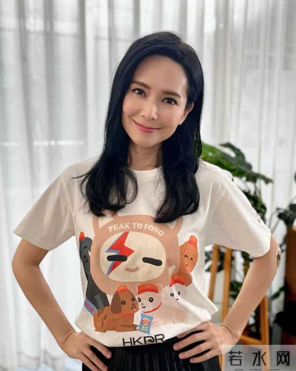 51岁前港姐冠军近照曝光,不少网民指出她的面型变得很古怪