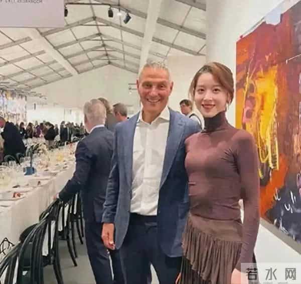 章泽天在英国和一帮富商共进晚餐，她的打扮一言难尽，肋骨外翻。