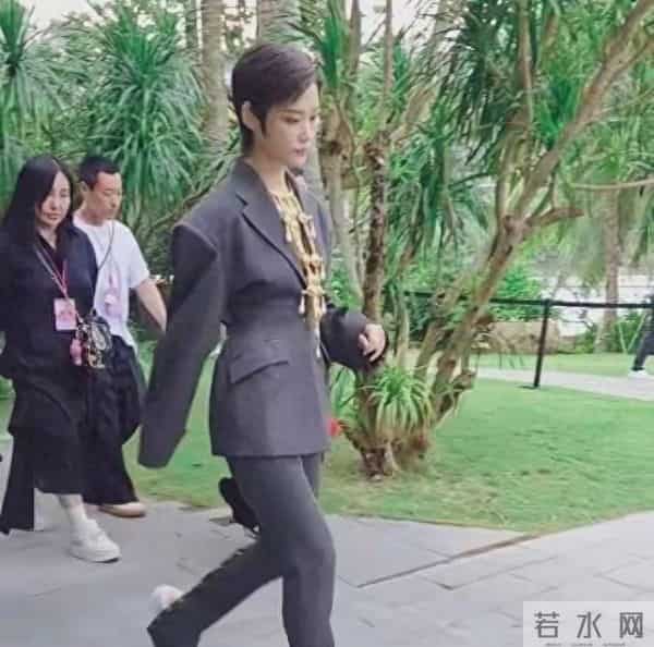哇塞！李宇春私下穿着打扮被曝光啦，脖子上那超贵的金链子超好看
