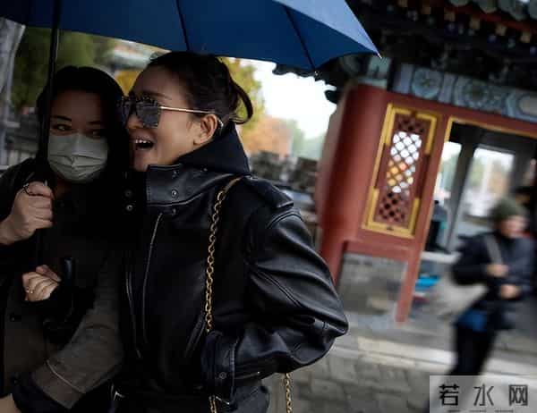 59岁巩俐在北京公园,长了皱纹头发凌乱,喝老酸奶吃糖葫芦接地气