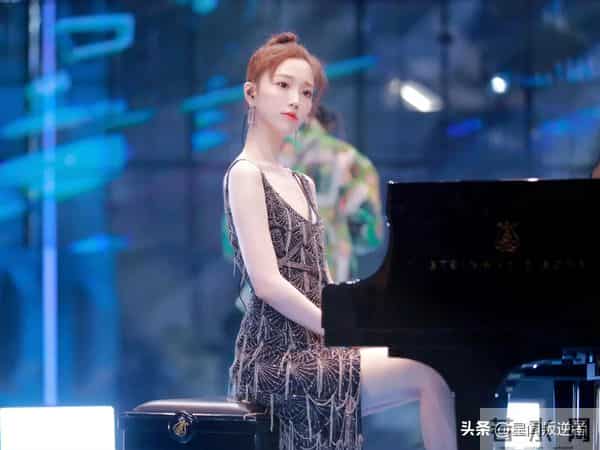 我的天，人间尤物张纯烨吊带水晶裙封神一字肩带，身材好到没话说