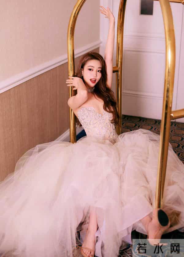 主持人,张纯烨,在酒店行李车上