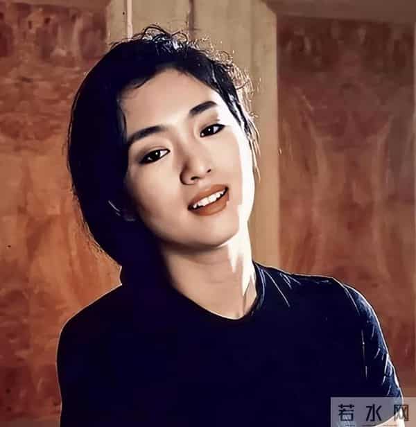 59岁巩俐现身北京公园，穿黑皮衣配透明伞，雨中喝酸奶吃冰糖葫芦