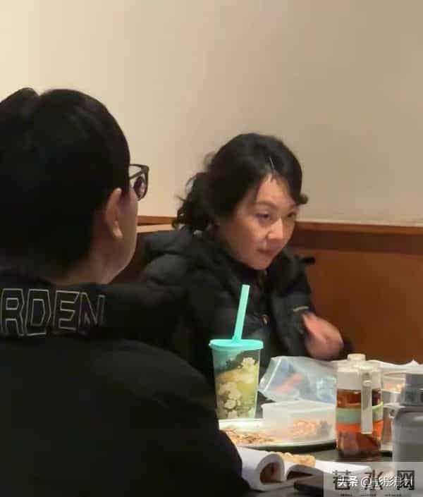 闫妮任素汐沈阳烤肉店被偶遇 54岁穿羽绒服扎卷发 时髦度不输年轻人