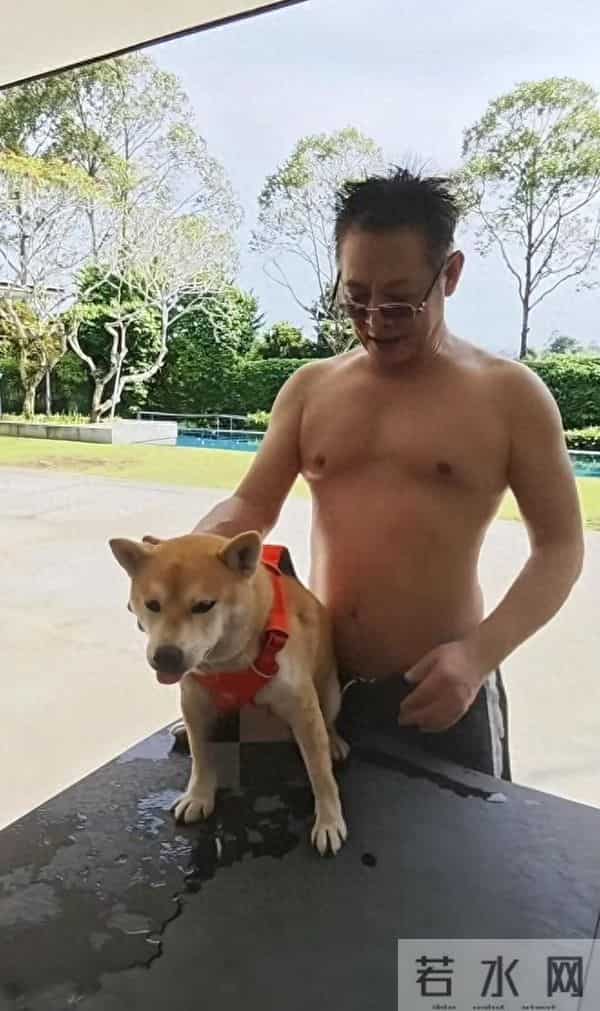 62岁李连杰探班吴京，俩人花5块钱同吃一盘饭，看模样年轻了不少