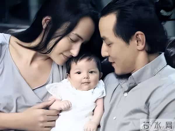 吴彦祖晒47岁老婆素颜合照，惊呆网友！男方曾称近10年没夫妻生活