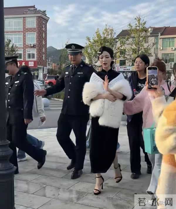 岳雨婷广州活动旗袍造型惊艳!腰臀比绝了,风情万种