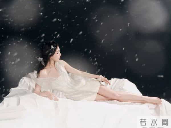 杨幂大长腿，出席荣耀活动