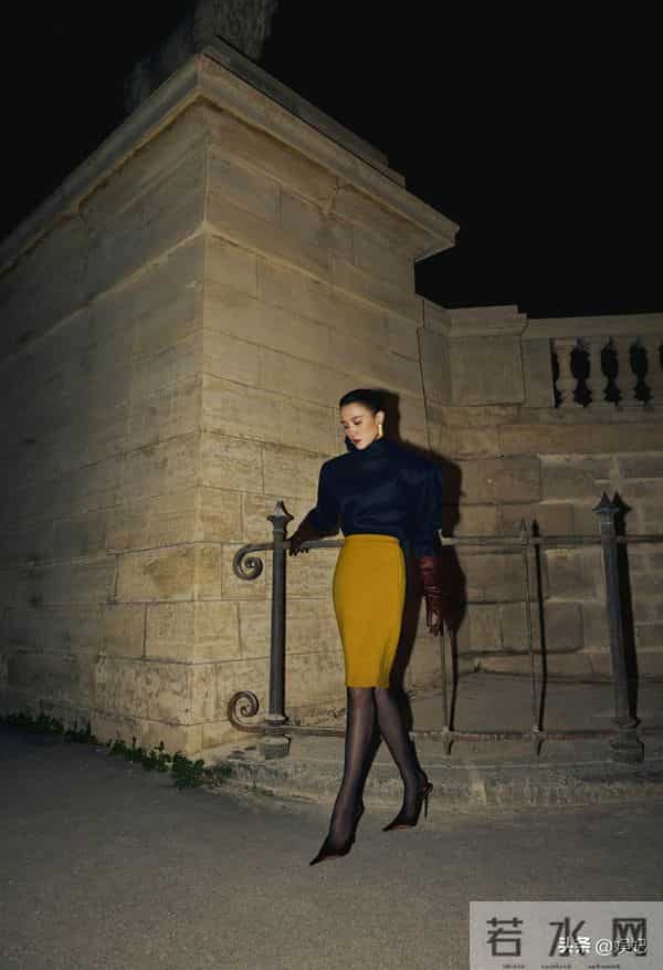 宋佳阿姨身穿黑丝袜,脚踩高跟真有韵味