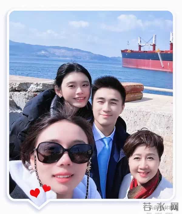 奚梦瑶、何猷君、梁安琪一家三口逛商场被偶遇，何猷君腿毛抢镜！