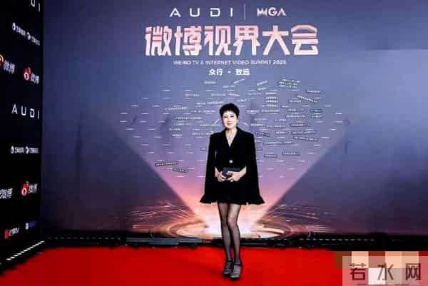 张凯丽回应63岁穿黑丝：丝袜一直有穿，年龄阻挡不了追求美的脚步