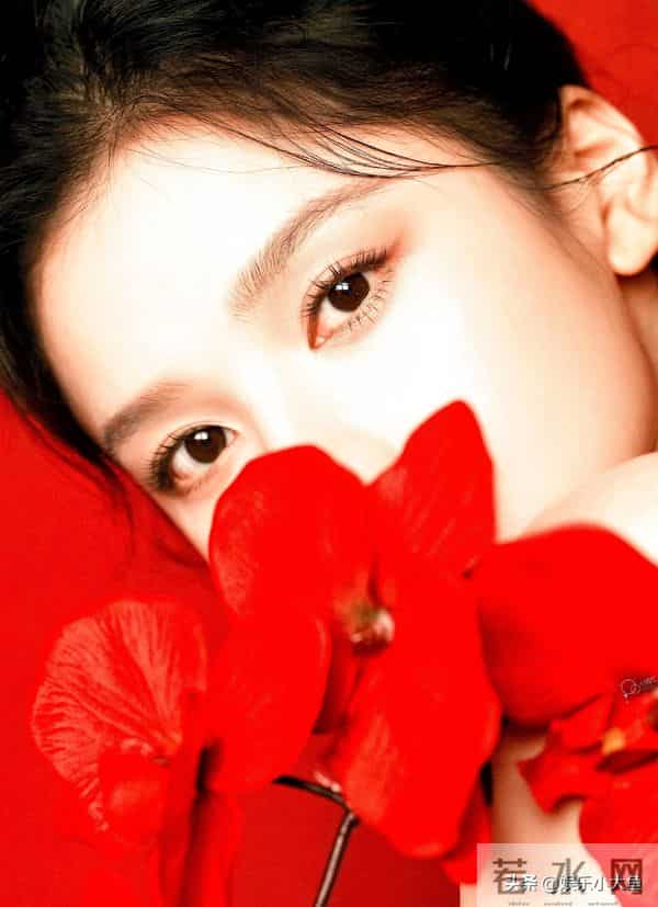 张婧仪今天出席卡地亚高珠展,穿黑色礼服裙佩戴权威祖母绿好美