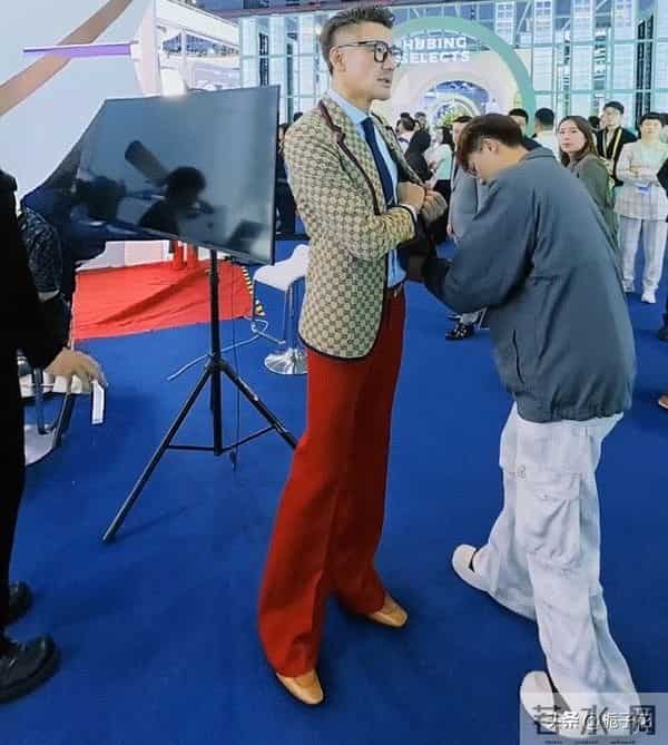 胡兵在上海线下被偶遇,他的身材好高挑,而且修长,真不愧是男模