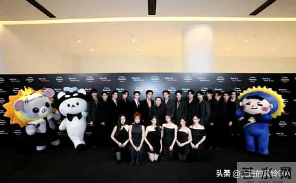 不是吧，女艺人穿超短裙还得跪着合照，网友：奇葩该骂