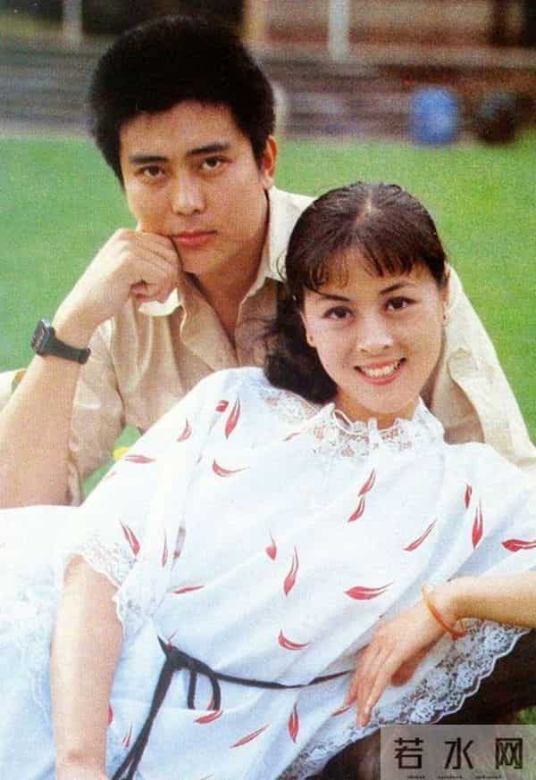 他曾是北影厂第一美男，退居幕后20年担任制片人，如今老的不敢认