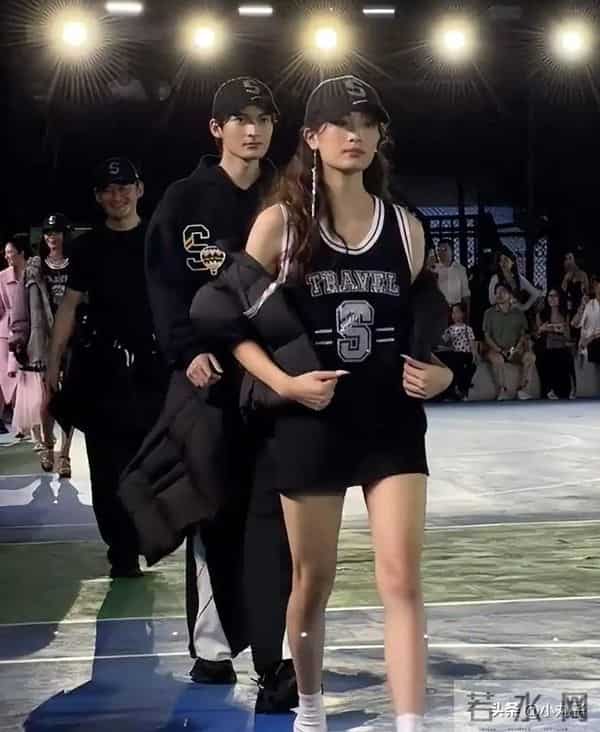 景岗山儿女高颜值惊艳全场，混血儿子浓眉大眼，女儿高挑辣眼吸睛