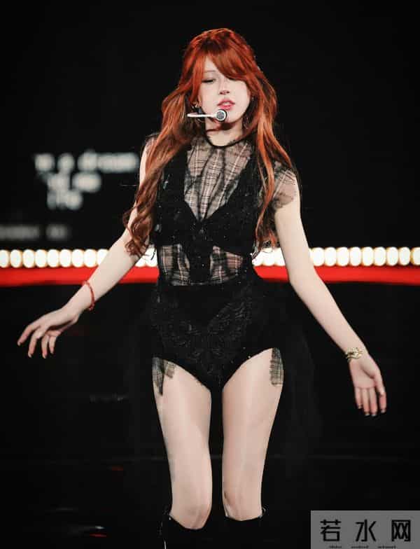 赵露思爆剧红利：穿高定跳热舞，宣布加入新公司，对着粉丝嗷嗷哭