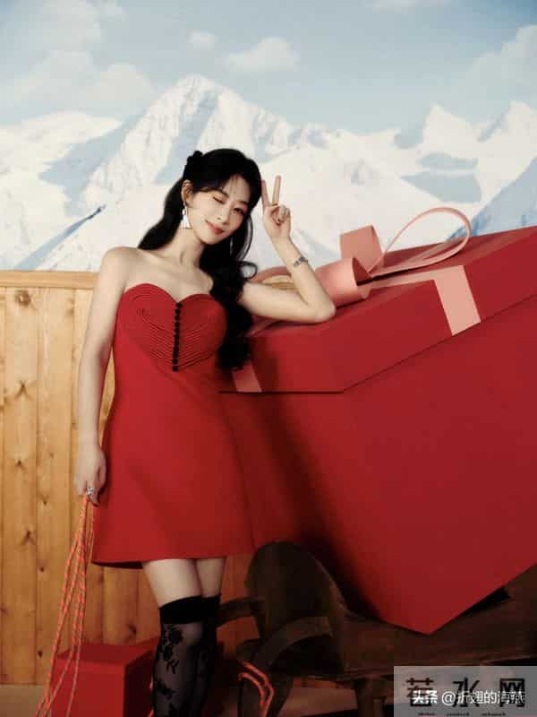 杨紫生日丝袜穿搭写真,红裙热烈,俏丽可人。