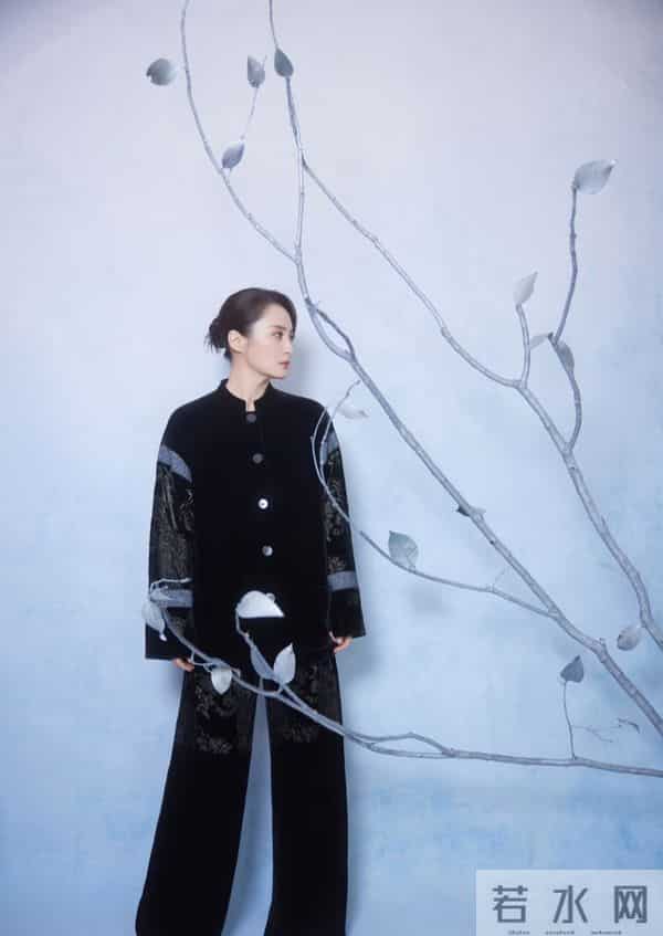 蒋勤勤分享国风写真，黑丝绒刺绣装配低盘发，气质典雅美出新高度