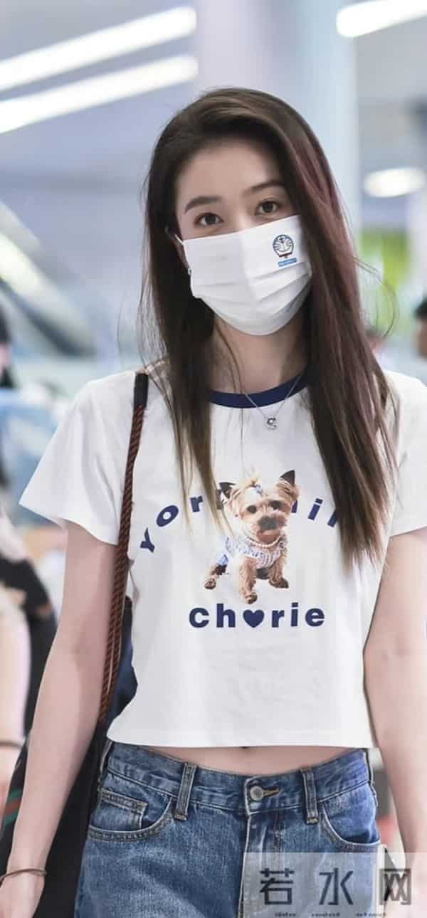 张雪迎露迷人小肚子