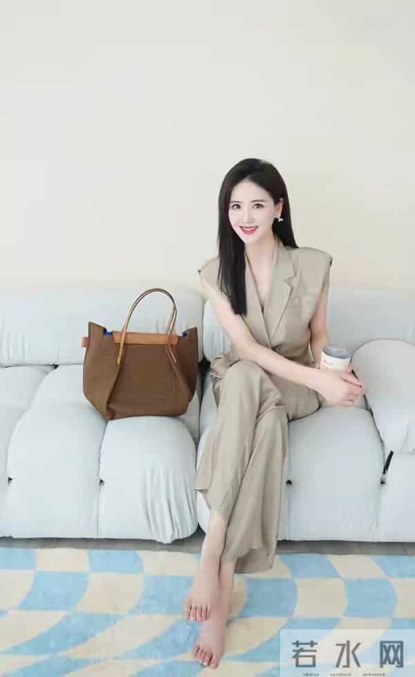 李丹儿光脚丫妆造精选