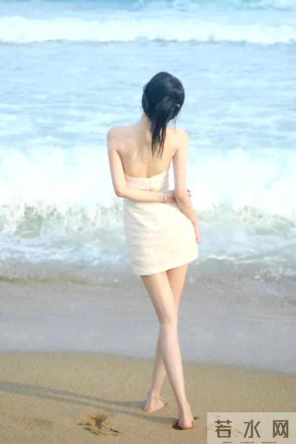 孙怡白裙海边写真