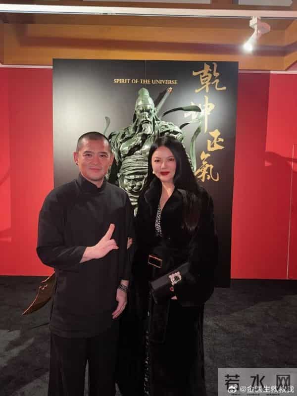 被回娘家的李湘无声炫到 客厅大得像酒店大堂 拍照破天荒只露半张脸