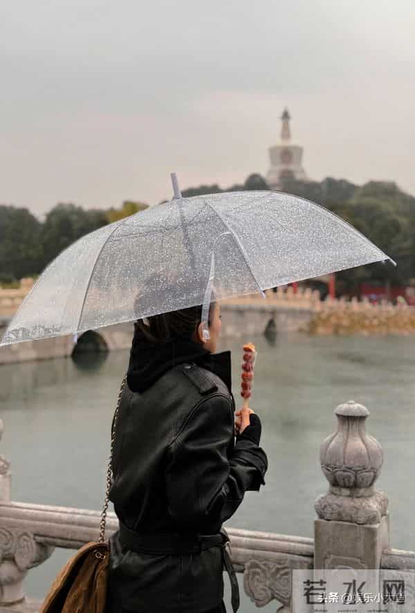 巩俐参加卡地亚活动,60岁依旧很有女王范,完美诠释岁月不败美人