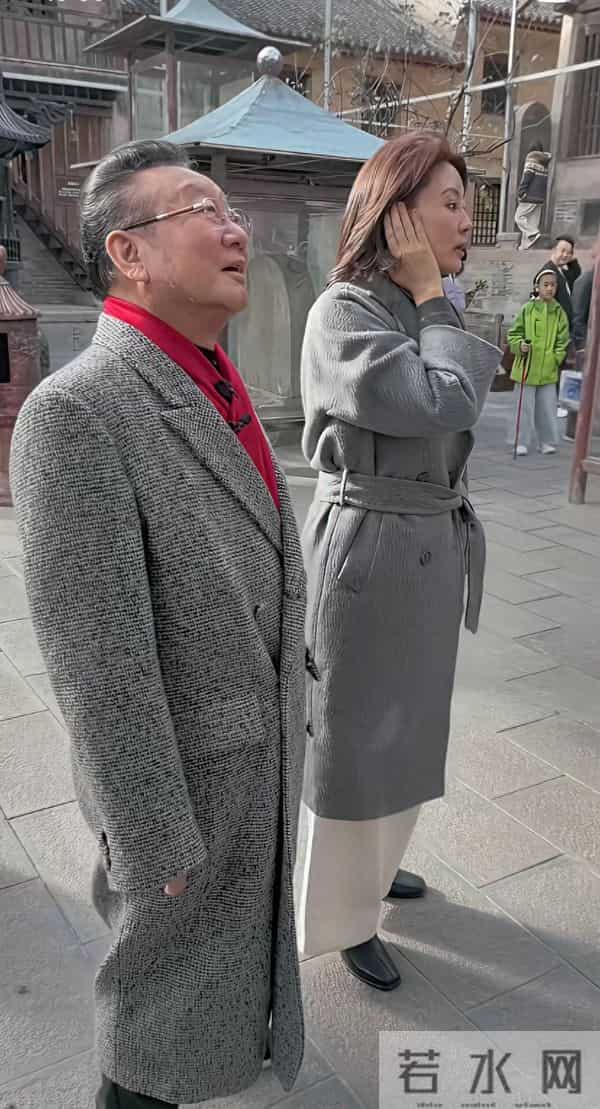 蒋大为来山西了吗？与刘芳菲的衣服一个风格，老头脸上那是怎了
