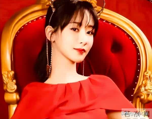 33岁杨紫生日晒全家福,爸妈气质出众亮眼,一家三口太幸福