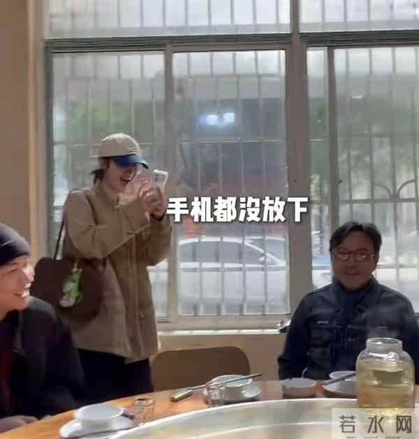 沈梦辰私密饭局曝光！亲手为汪涵盛汤，51岁涵哥胡子花白惊呆网友