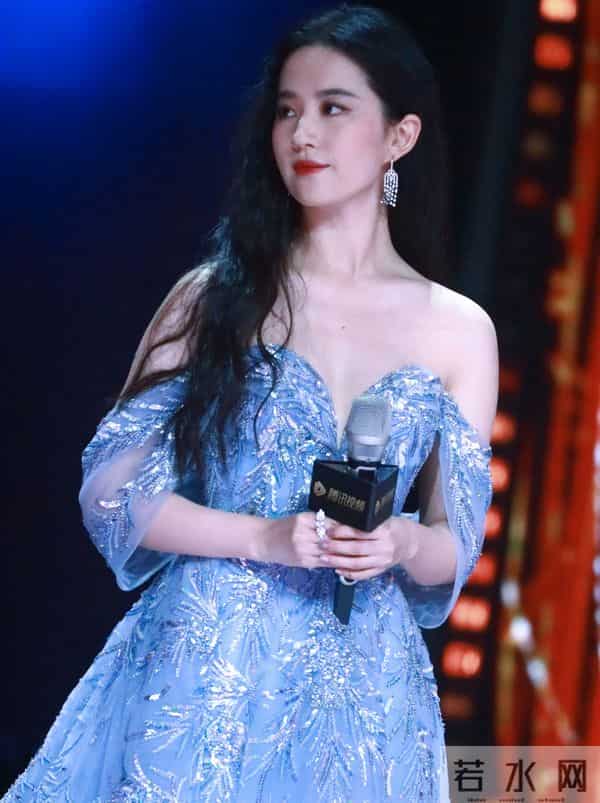 刘亦菲,腾讯视频拾光盛典红毯照,深V露胸礼服,美的发光