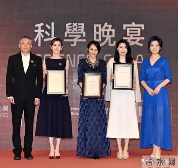 郭晶晶卡地亚活动 黑色礼服包裹严实 简单珠宝装饰贵气逼人 细纹优雅