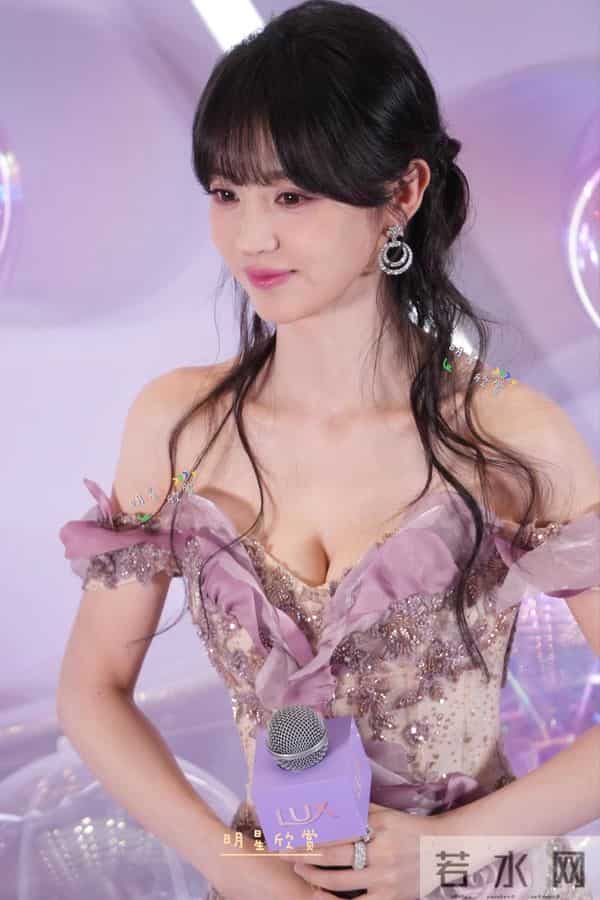 田曦薇“像刚放学的学姐”:白Polo+素颜感妆,美得毫不费力