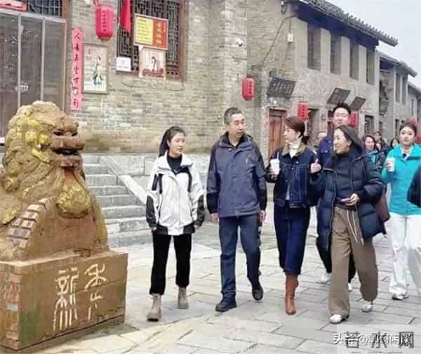 46岁张蕾逛街被偶遇,她打扮好端庄贤淑,身材高挑,像30多岁一样