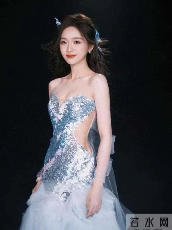 吴宣仪 闪亮抹胸礼服美出天际